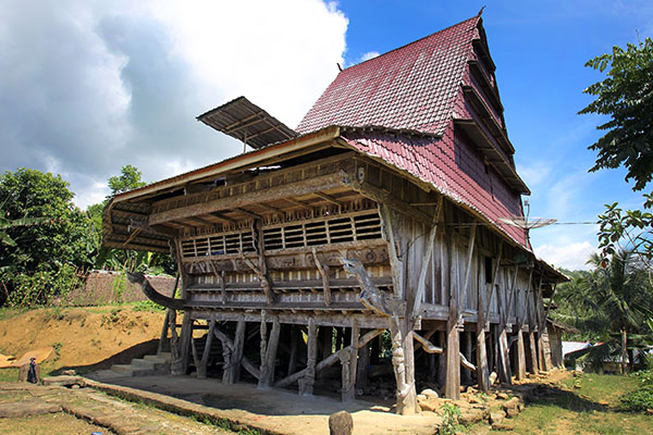  rumah adat nias sisi tengah