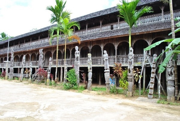 patung di halaman rumah adat lamin