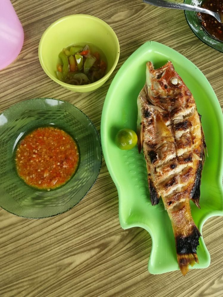 olahan ikan tude bakar dan goreng makanan khas sulawesi utara