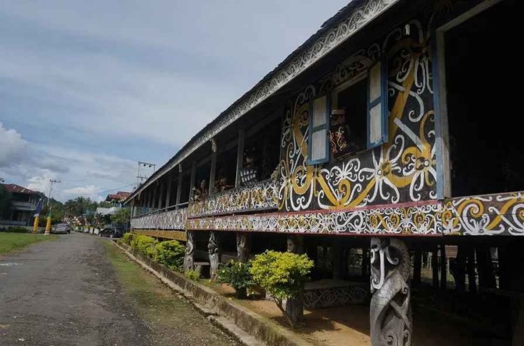 konstruksi jendela rumah adat lamin