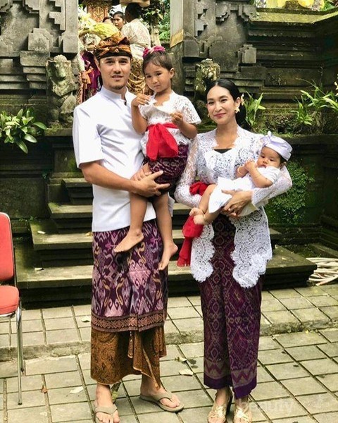 payas alit pakaian adat bali