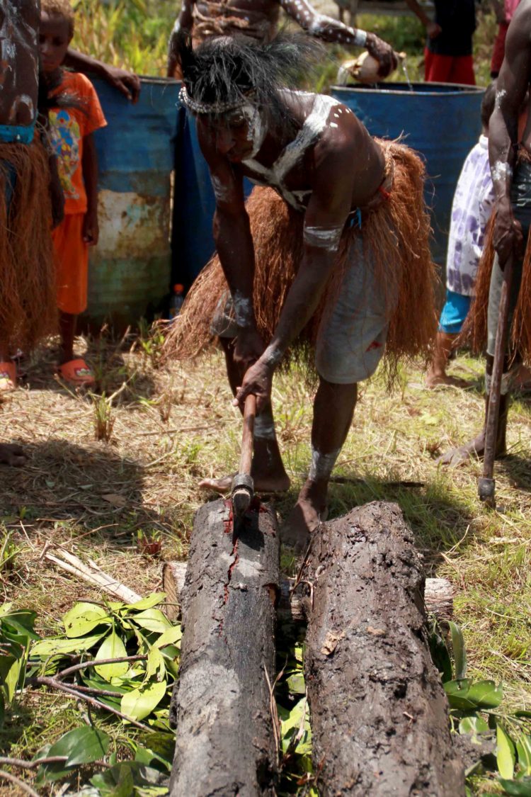 Senjata kapak batu pakaian adat papua