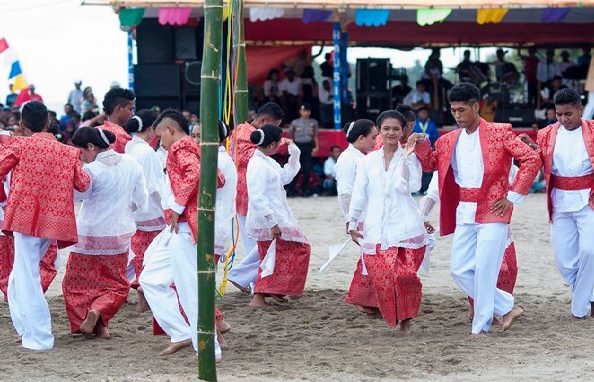 baju kebaya dansa pakaian adat maluku