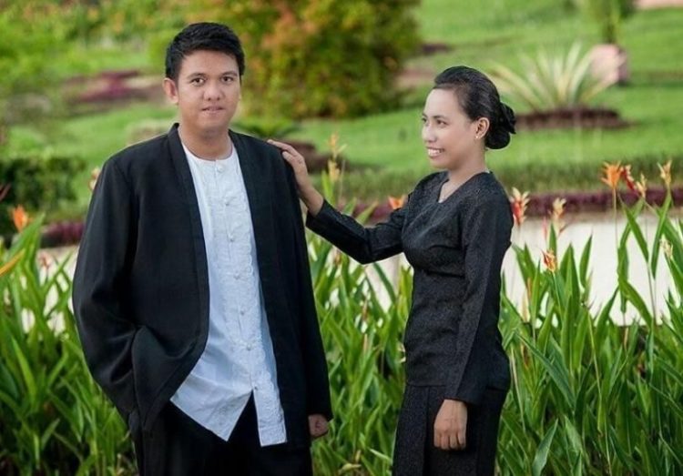 foto kebaya hitam gereja pakaian adat maluku