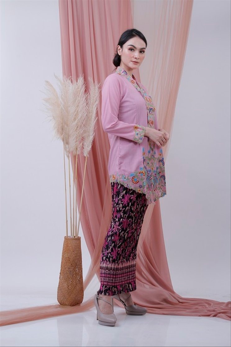 kebaya pakaian adat betawi wanita