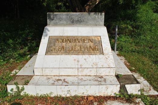 monumen goa sanggar peninggalan kerajaan lombok