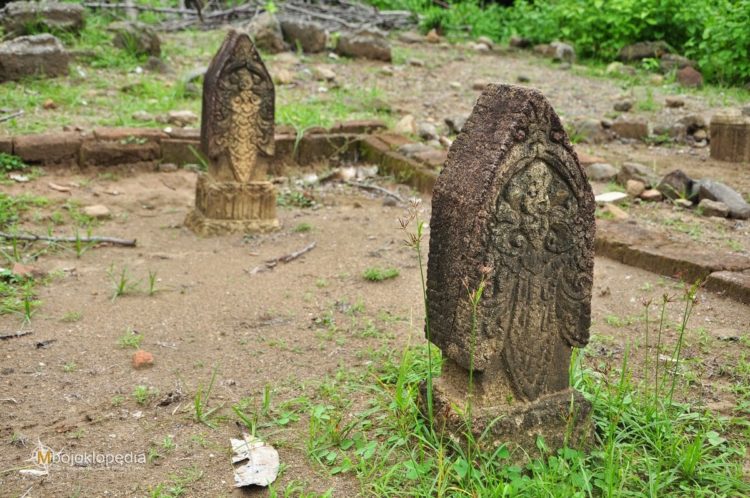 makam kuno rade na’e peninggalan sanggar kerajaan lombok