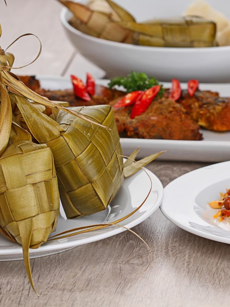 olahan ketupat makanan khas indonesia