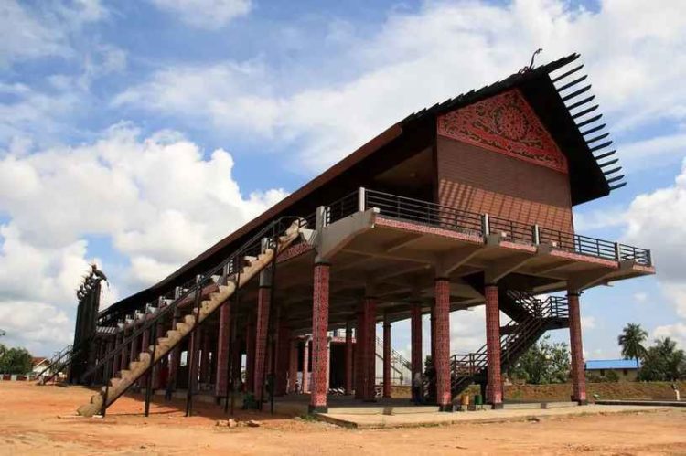 konstruksi kolong rumah adat lamin