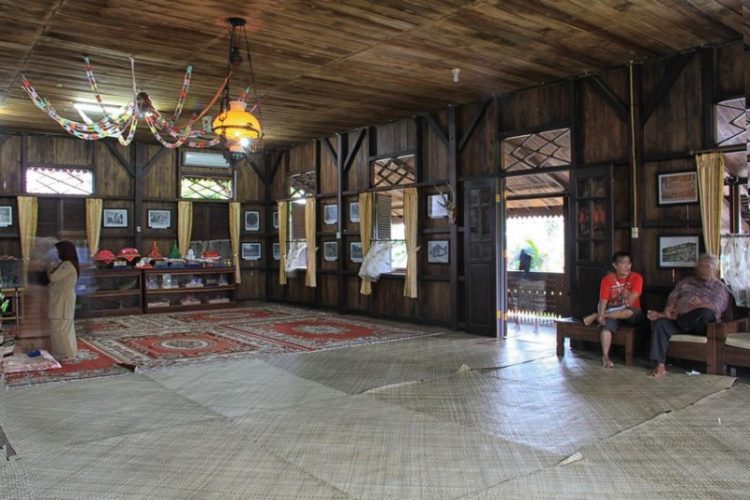 lantai ruang utama rumah adat bangka belitung