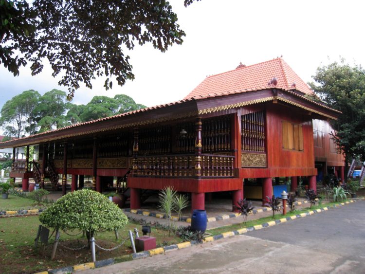 lantai rumah adat limas bangka belitung yang tidak rata