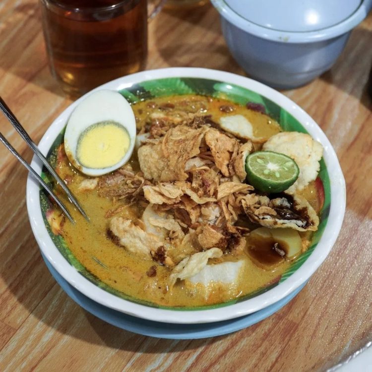 olahan lontong kari makanan khas jawa barat