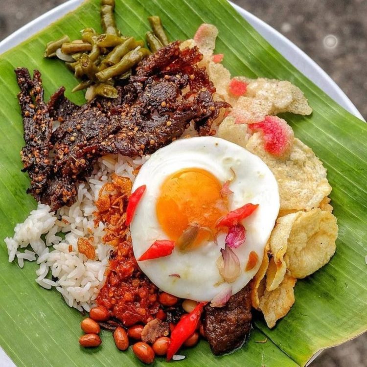 makanan khas aceh Nasi Gurih (Bu Gurih) berisi