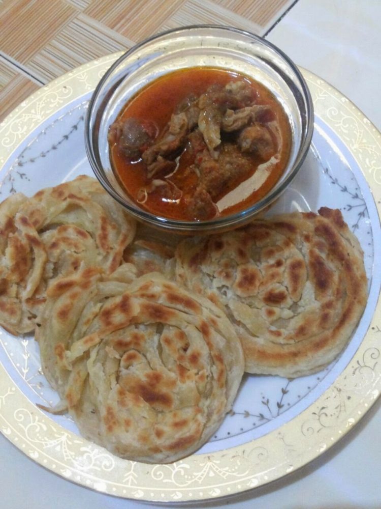 makanan khas aceh Roti Canai dimakan dengan