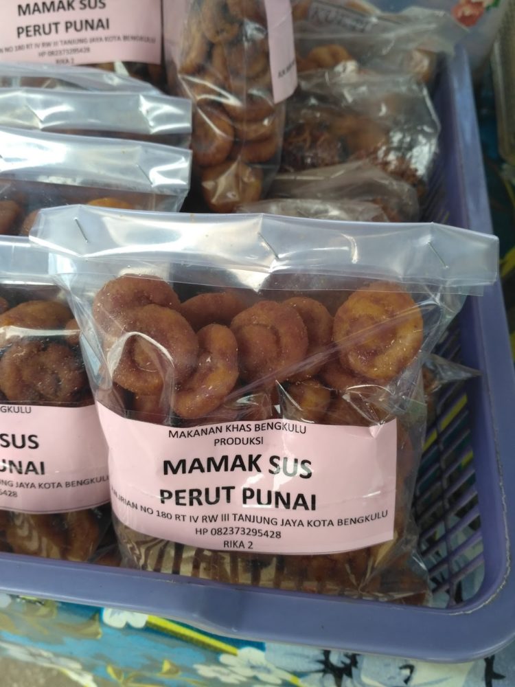 nama makanan khas bengkulu kue perut punai