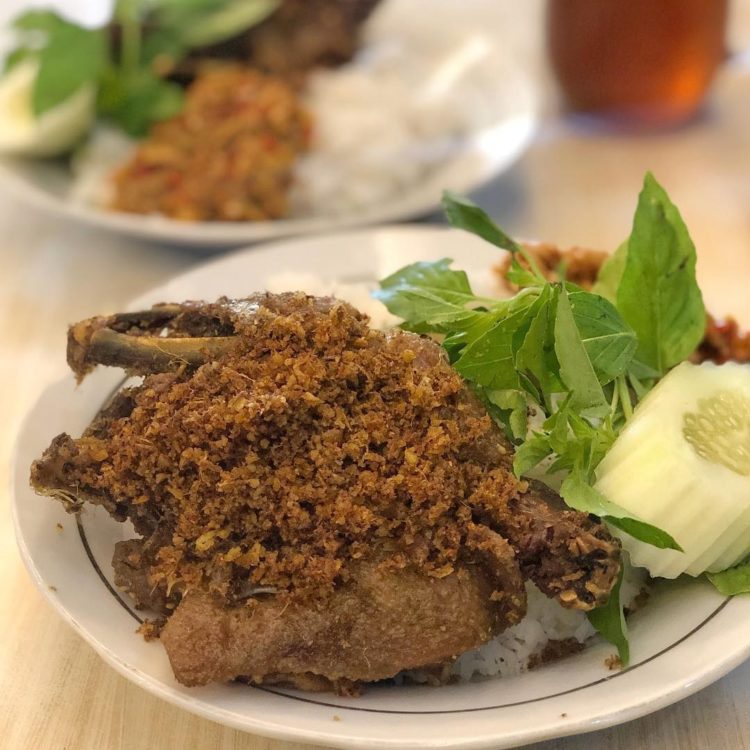 bebek sinjay adalah makanan khas jawa timur 