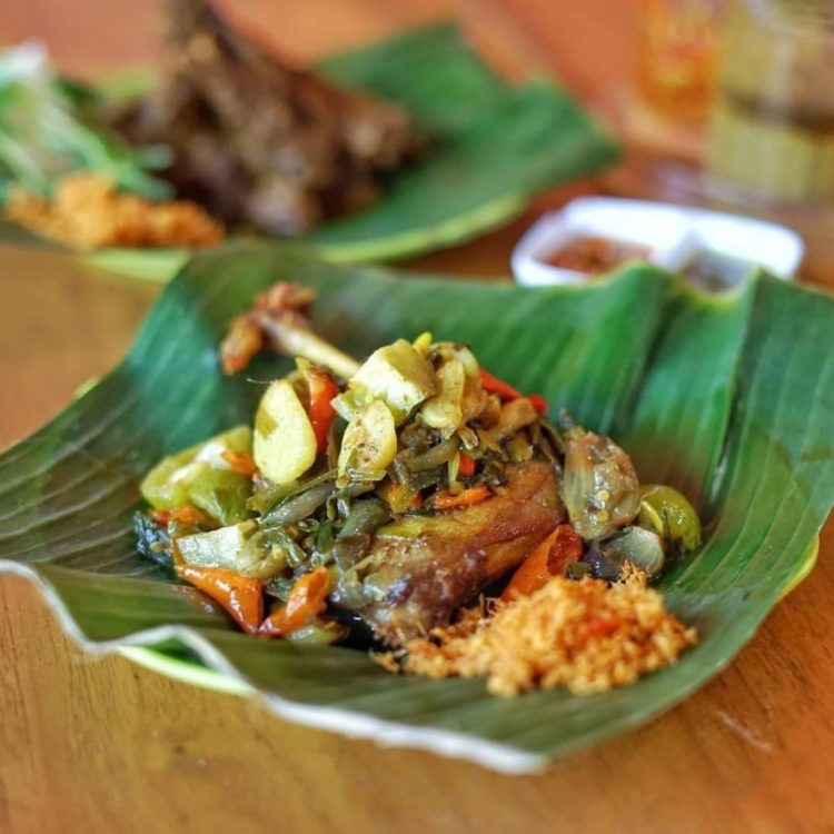 bebek songkem adalah makanan khas jawa timur 