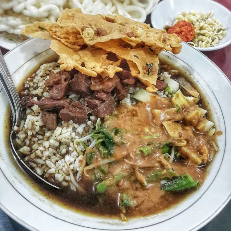 olahan makanan khas jawa timur pecel rawon