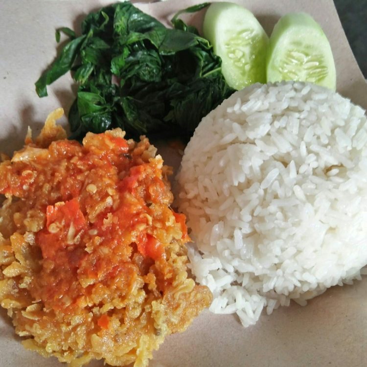 cita rasa makanan khas purwokerto Ayam Geprek ala Purwokerto