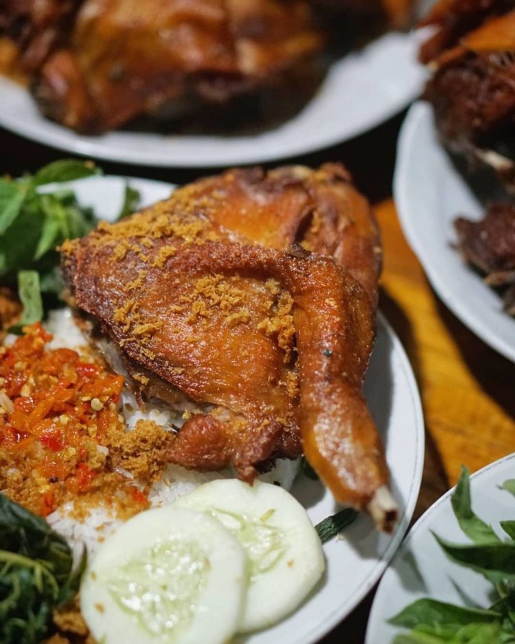 makanan khas purwokerto Bebek Goreng Haji Slamet berdiri di