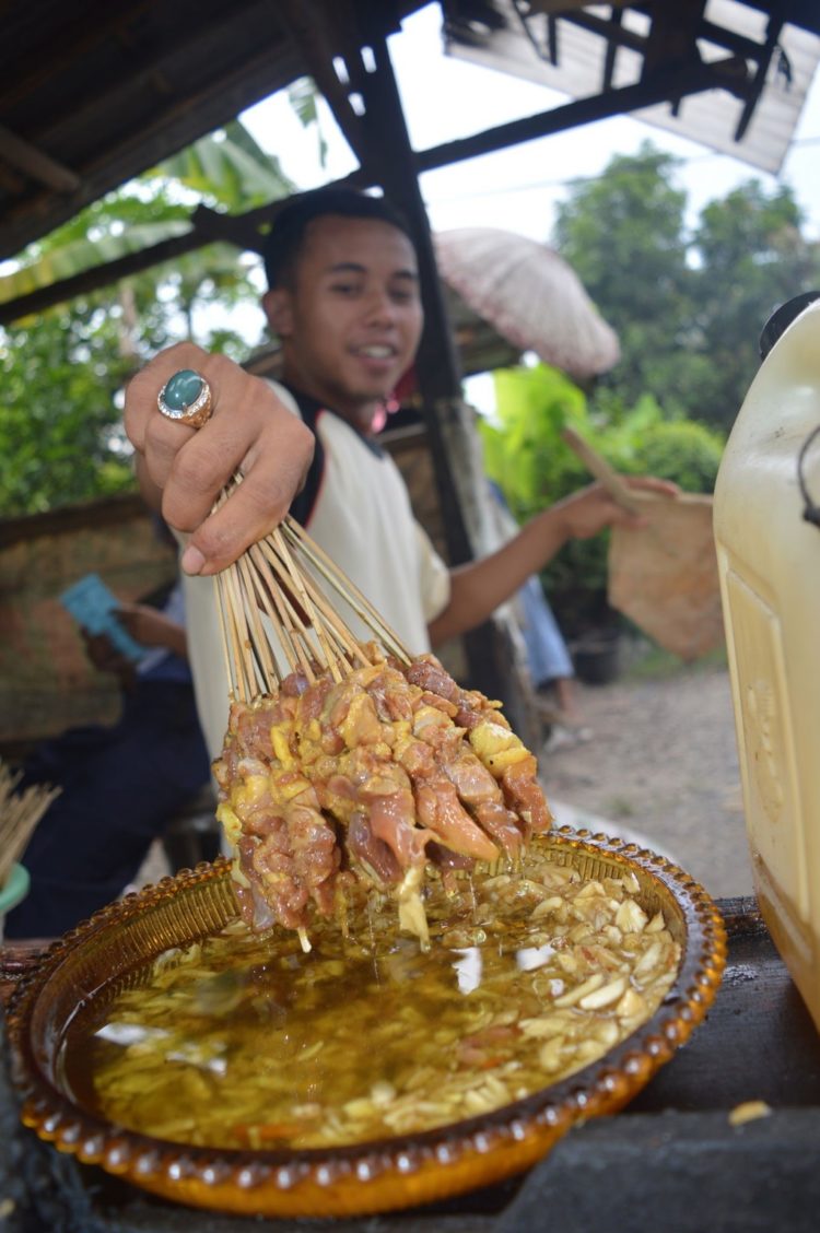 pembuatan makanan khas purwokerto Sate Bebek Tambak