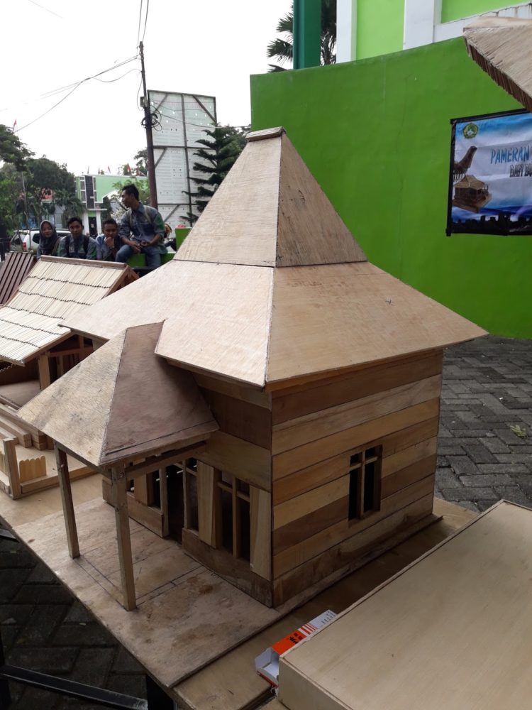 rumah bubungan tinggi rumah adat kalimantan selatan