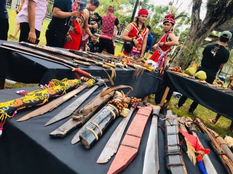 beragam mitos duhung senjata tradisional kalimantan tengah