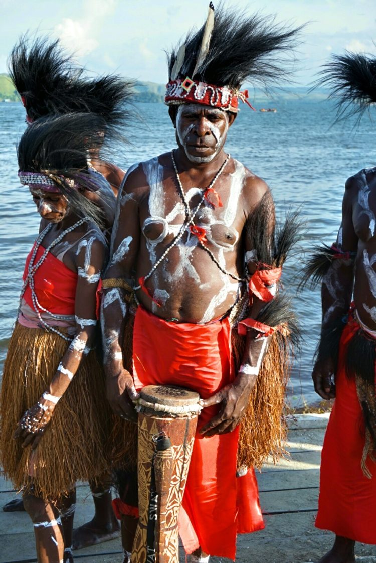 Pakaian adat papua dan lukisan tubuh