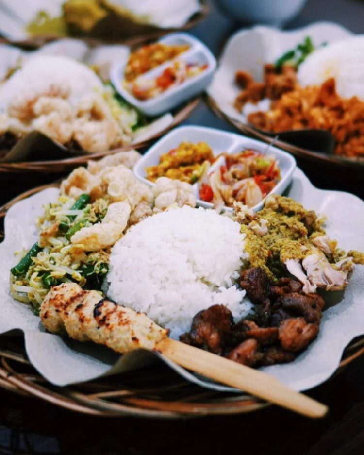 olahan nasi campur makanan khas indonesia