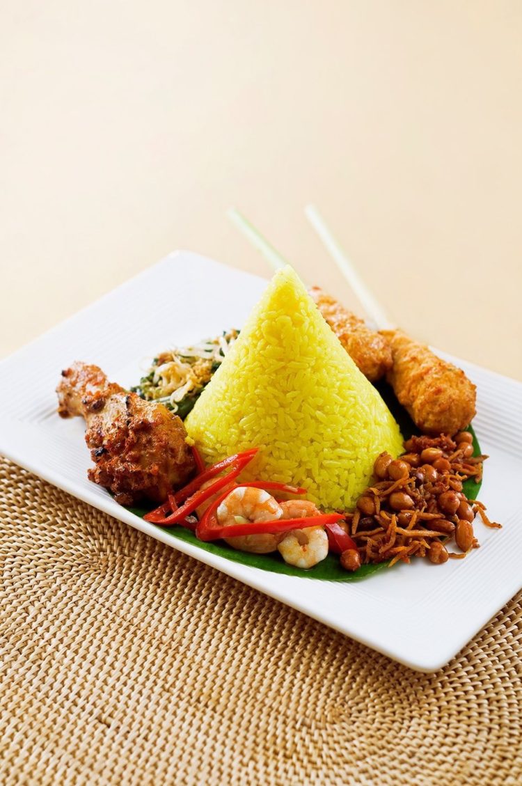 olahan nasi kuning makanan khas indonesia