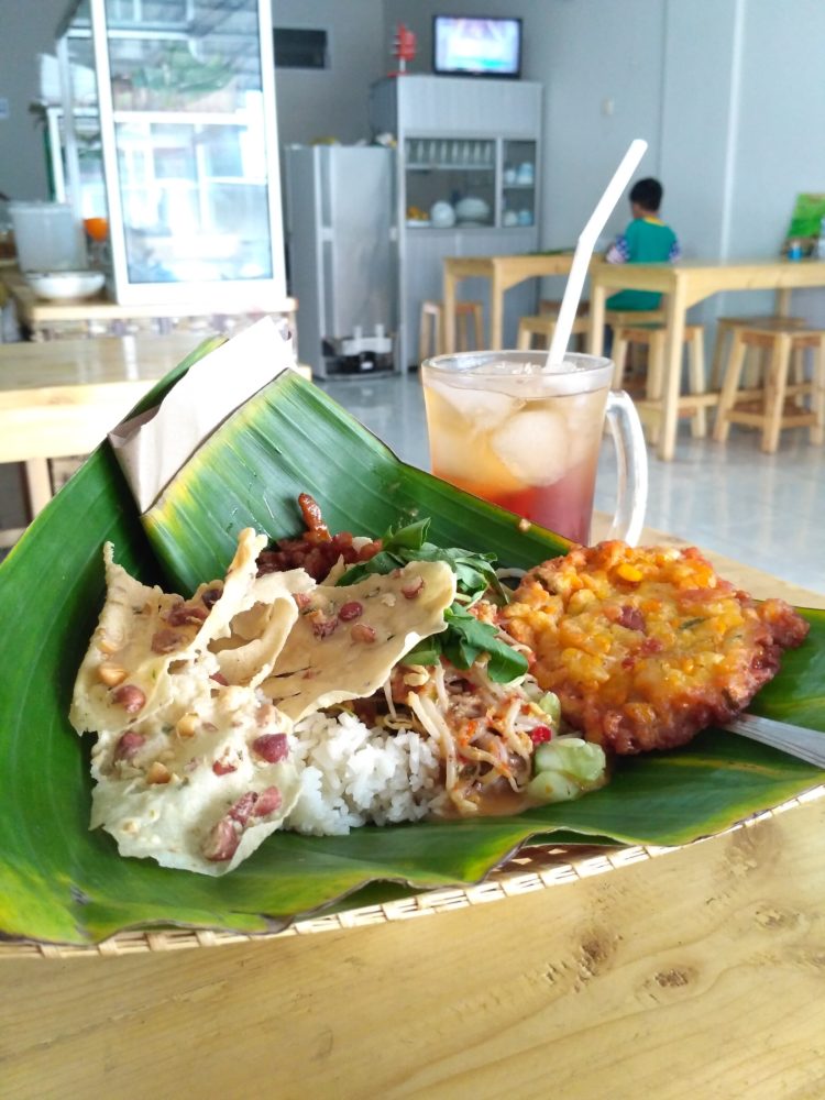 olahan nasi pecel makanan khas indonesia