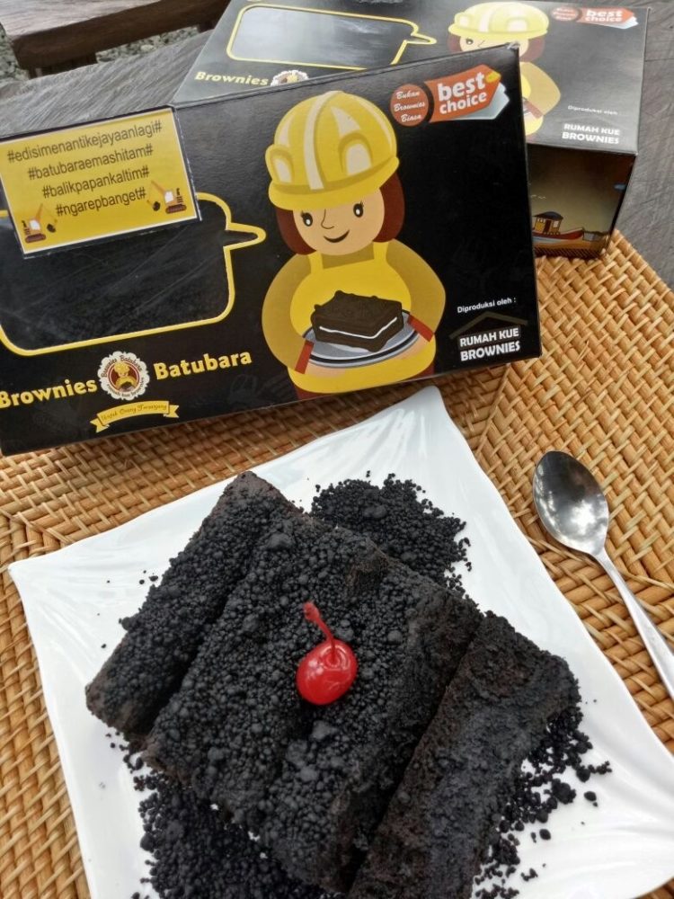 warna pekat oleh oleh khas balikpapan Brownies Batubara