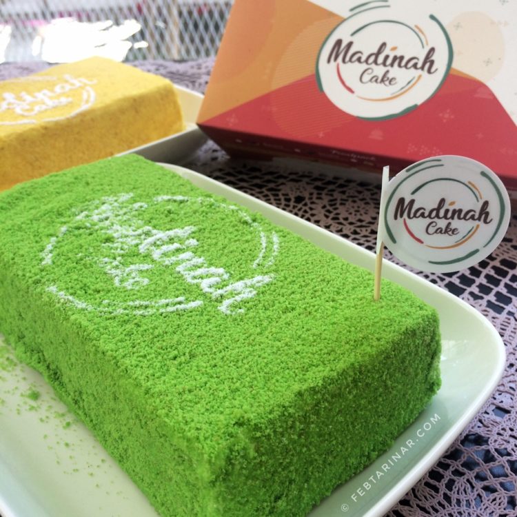 foto oleh-oleh khas bandung artis madinah cake