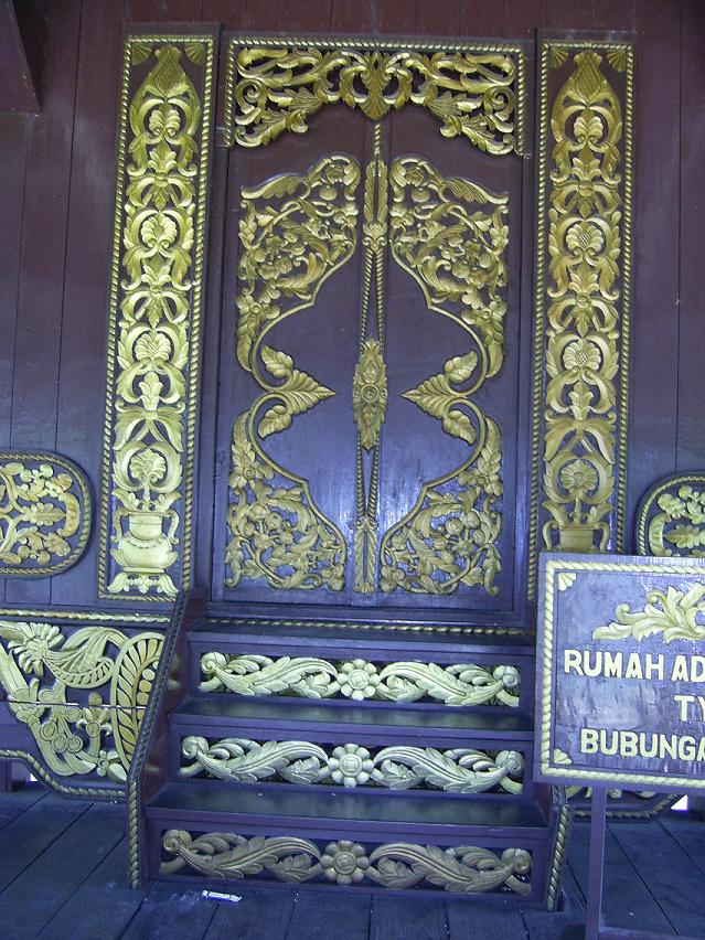 lawang hadapan rumah adat kalimantan selatan