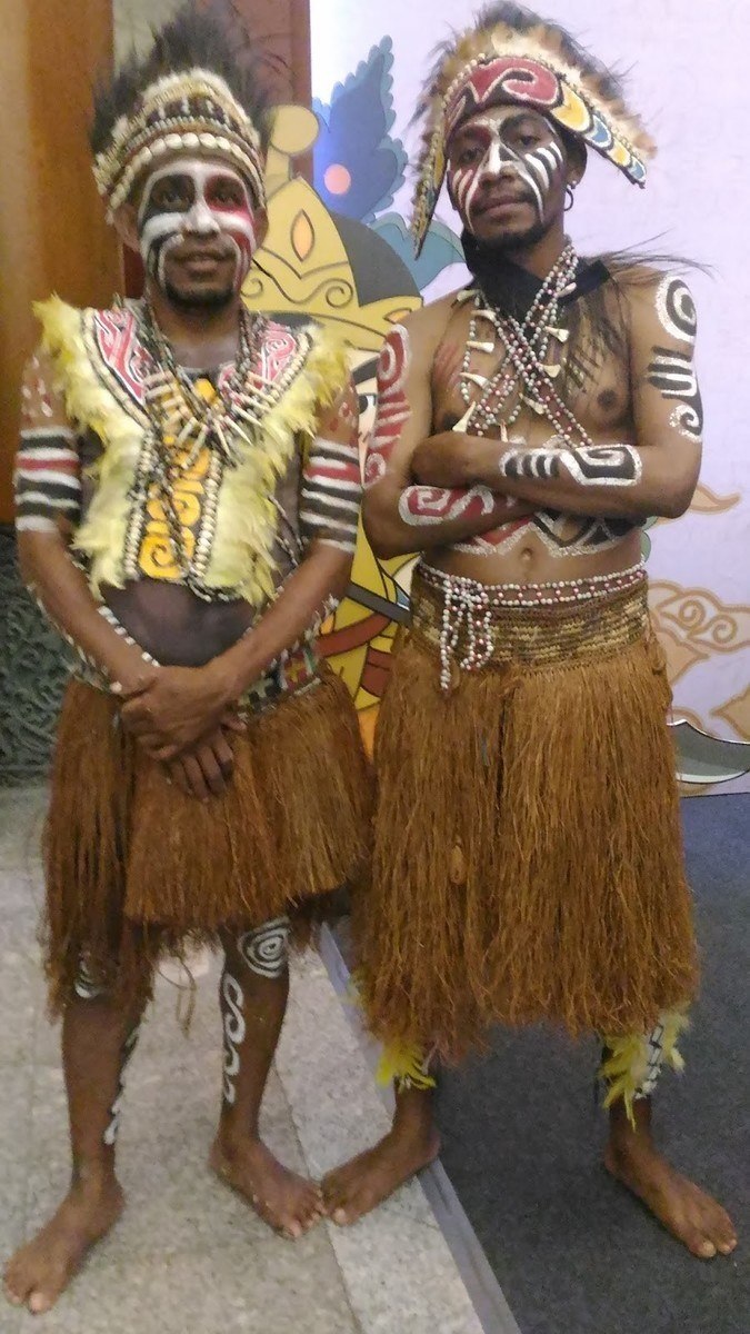 pakaian adat Papua Barat