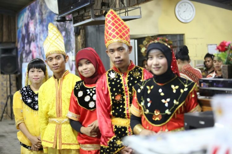 pakaian adat di Sulawesi Tengah