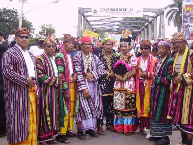 5 Pakaian Adat Sulawesi  Tenggara NAMA PENJELASAN GAMBAR 