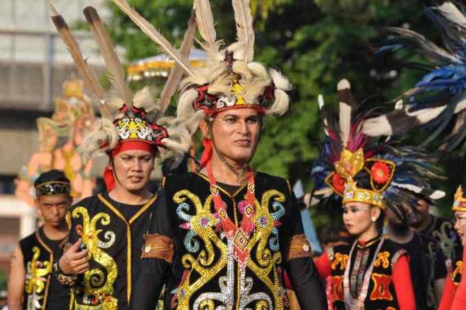 pakaian adat kalimatan timur terdapat ikat kepala bulu enggang