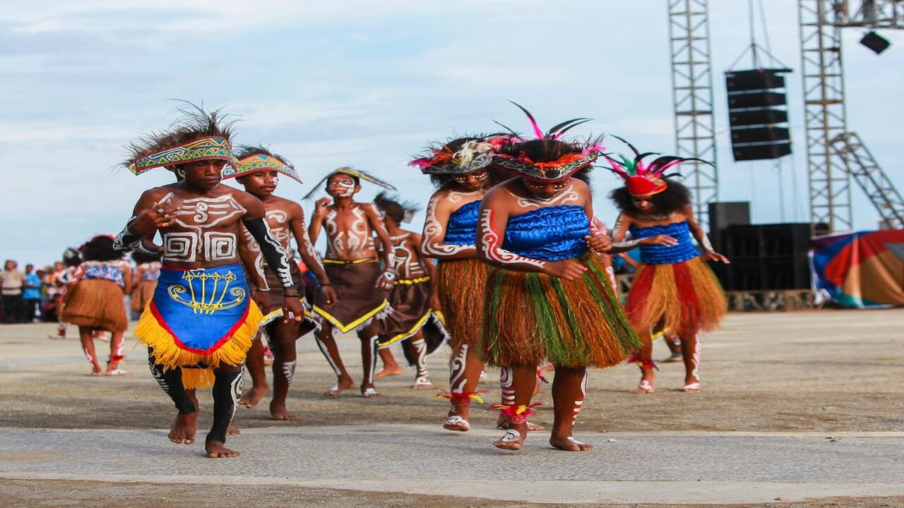 gambar pakaian adat papua