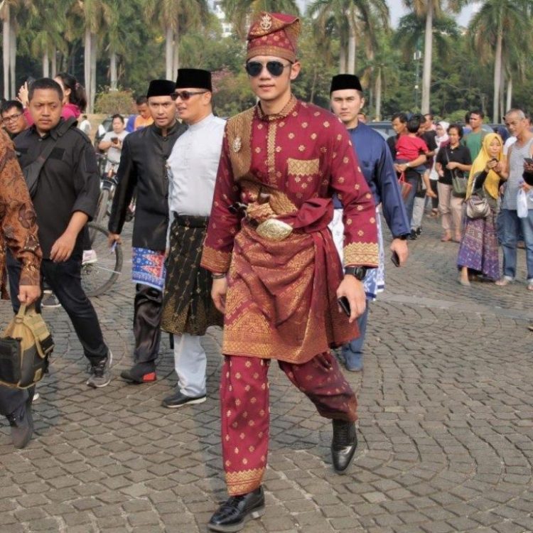 foto pakaian adat riau untuk keseharian dewasa