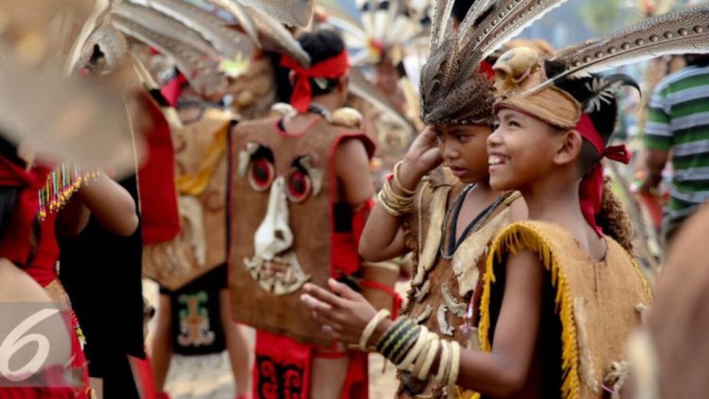 16+ Pakaian Adat Dayak Laki & Perempuan (NAMA & PENJELASAN)