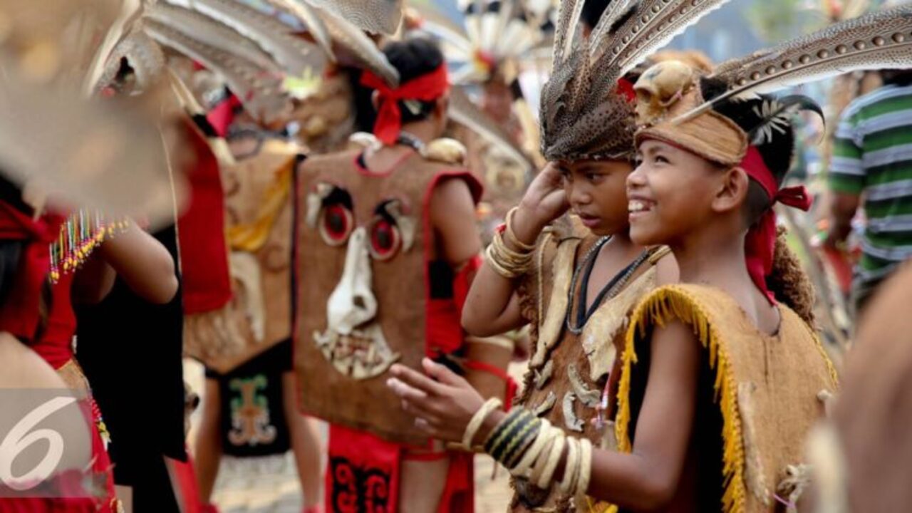 gambar pakaian adat suku dayak