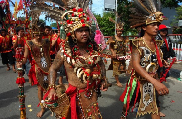 ilustrasi pakaian adat suku dayak burai king