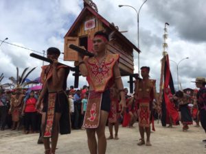 16+ Pakaian Adat Dayak Laki & Perempuan (NAMA & PENJELASAN)