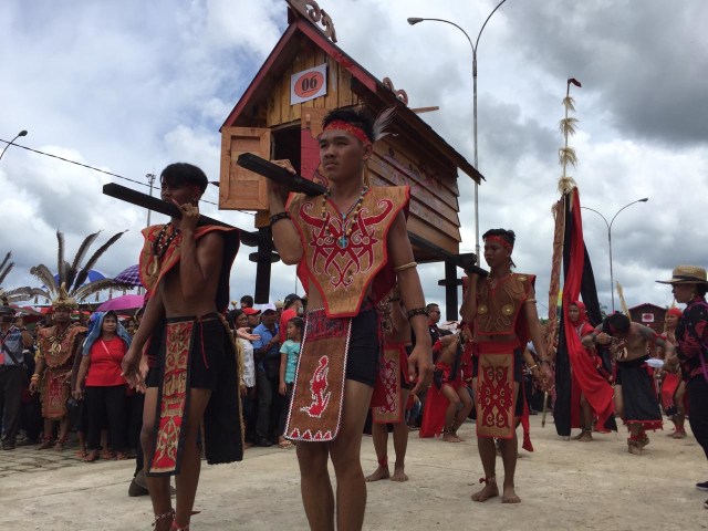 ilustrasi pakaian adat suku dayak kanayatn