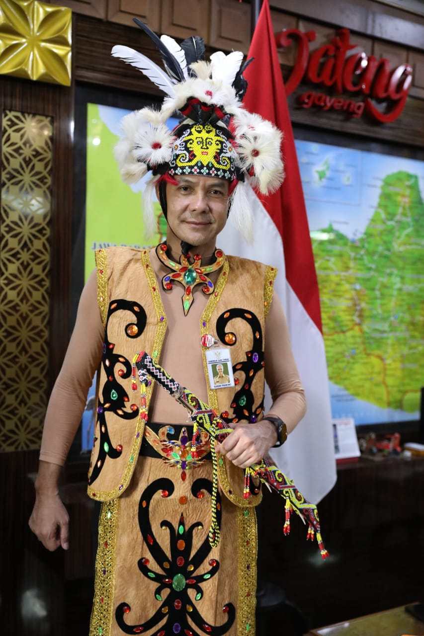 16 Pakaian Adat Dayak Laki Perempuan NAMA PENJELASAN 