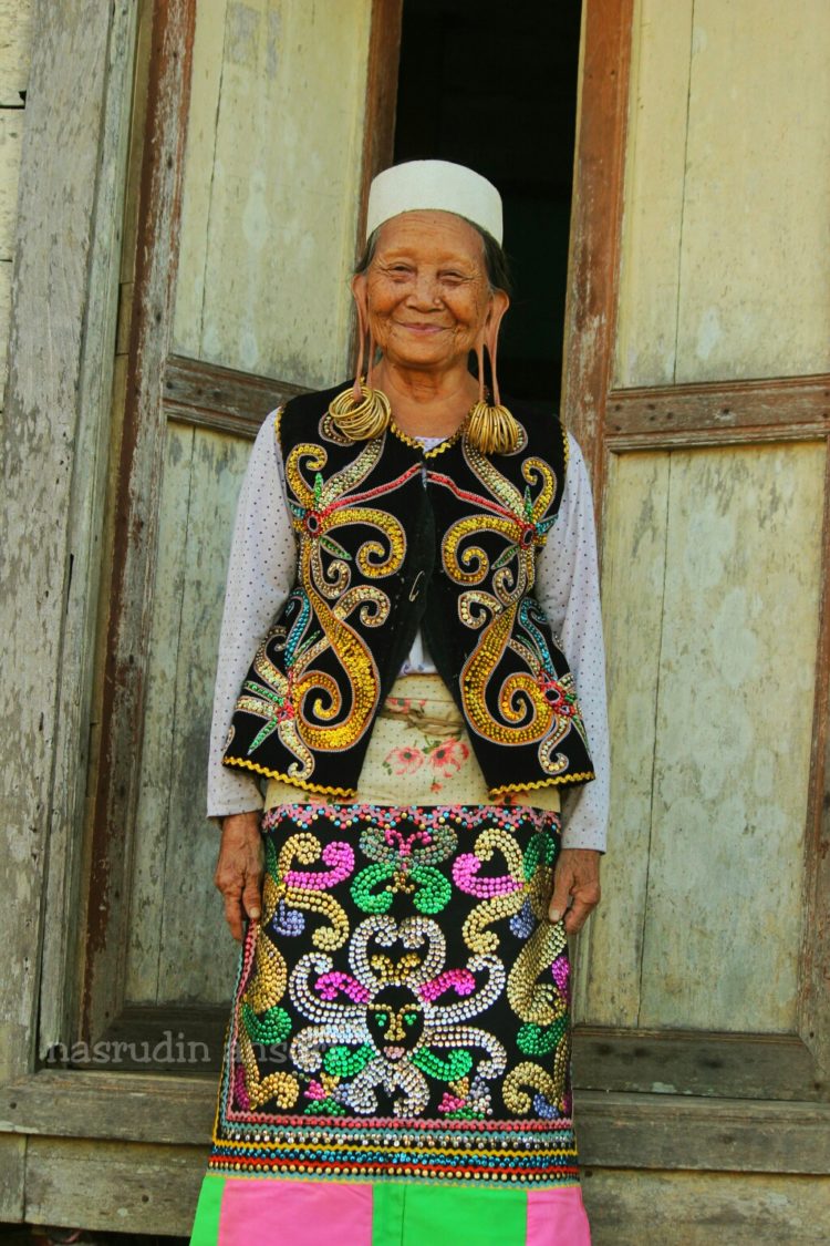 ilustrasi pakaian adat suku dayak kenyah wanita