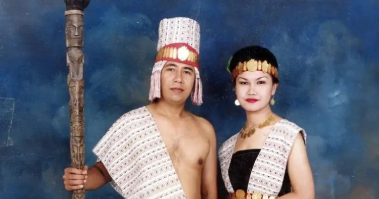 model pakaian adat sumatra utara suku samosir