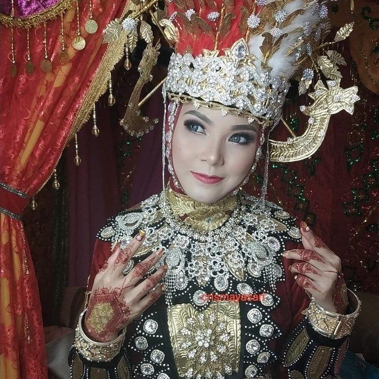 pakaian adat billiu untuk pengantin wanita gorontalo