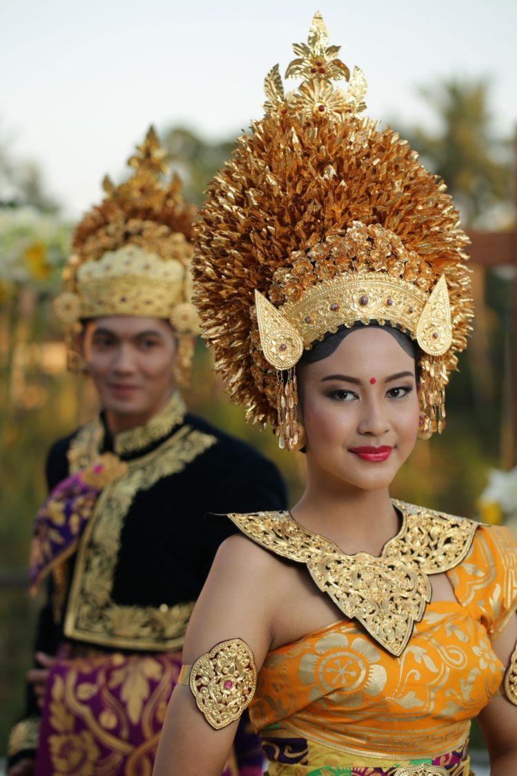 3+ Pakaian Adat Bali (NAMA, KEUNIKAN, KETERANGAN & GAMBAR)